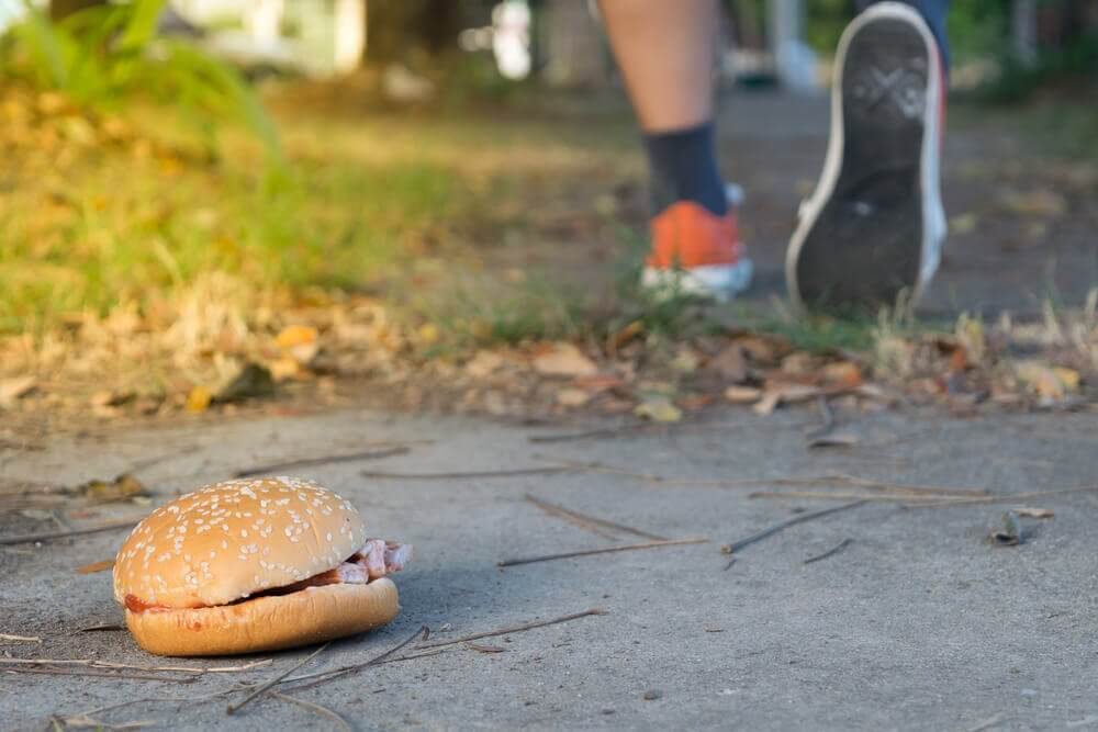 Mauvaise alimentation et faire du sport.