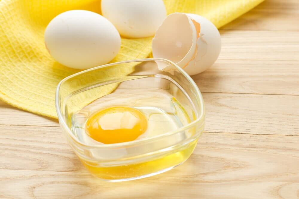 Traitements naturels contre les cheveux secs : lait, œuf et huile d'amande