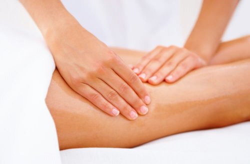 Massages pour traiter les jambes sans repos