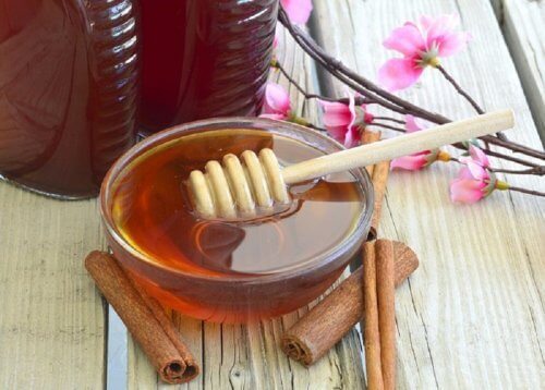 Le miel aide à lutter contre la toux.
