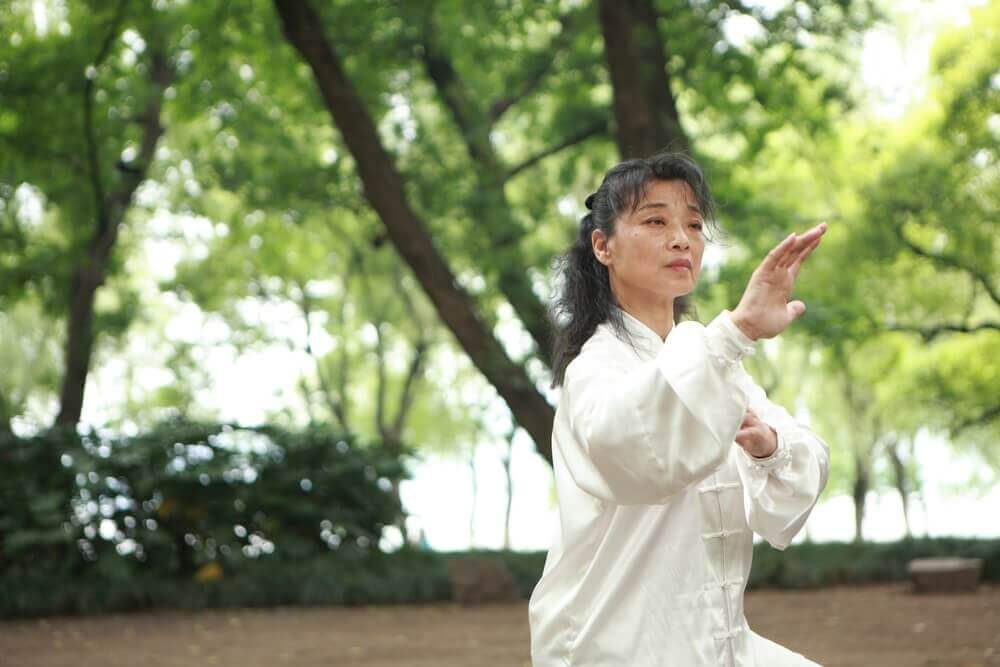 Une femme qui pratique le tai chi