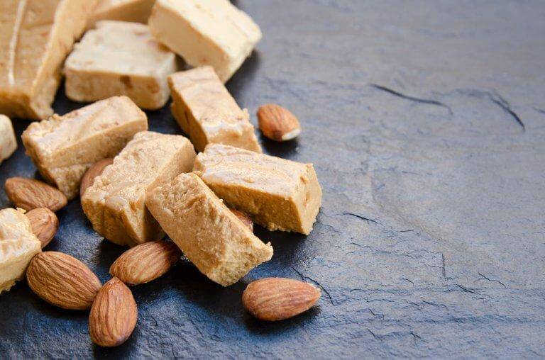 Le nougat aux amandes maison.