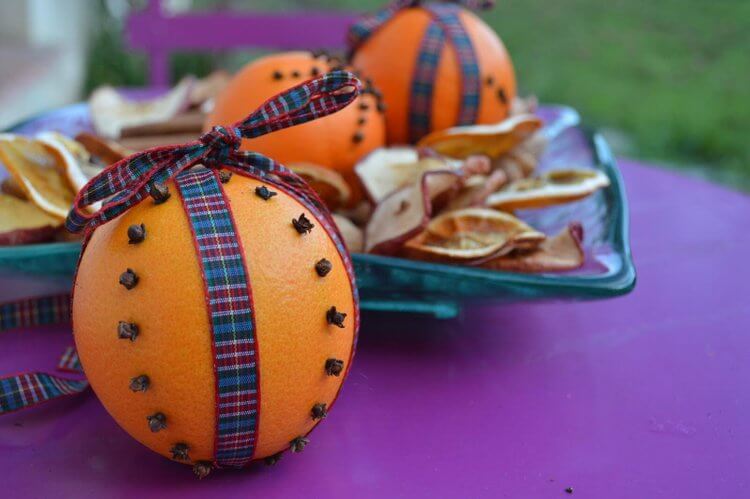 embaumez votre maison avec des clous de girofle plantés dans une orange