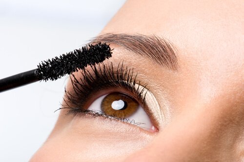 Allongez vos cils grâce à ces 5 astuces maison