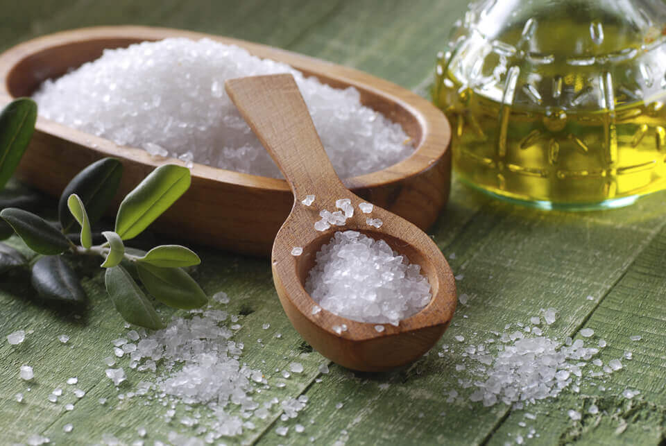 Renforcer les ongles fragiles avec ces 5 remèdes maison : sel marin