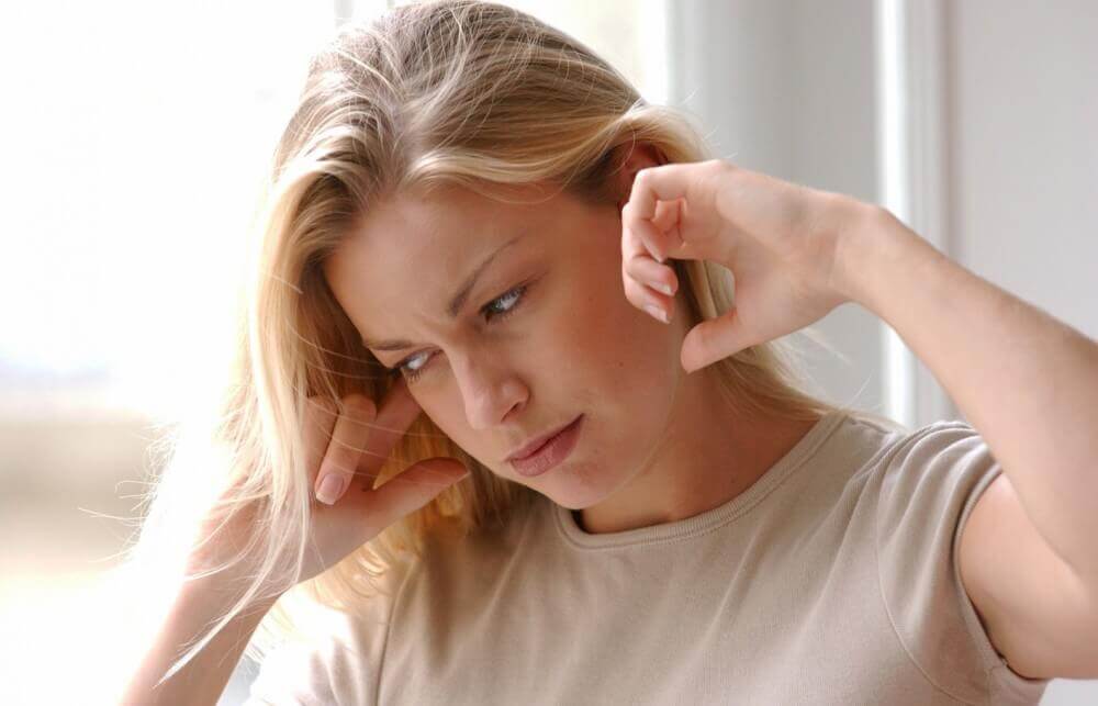 Les symptômes des douleurs aux oreilles.