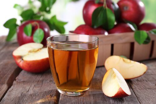 Le vinaigre de cidre aide à lutter contre les odeurs des pieds.