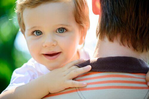bébé qui sourit
