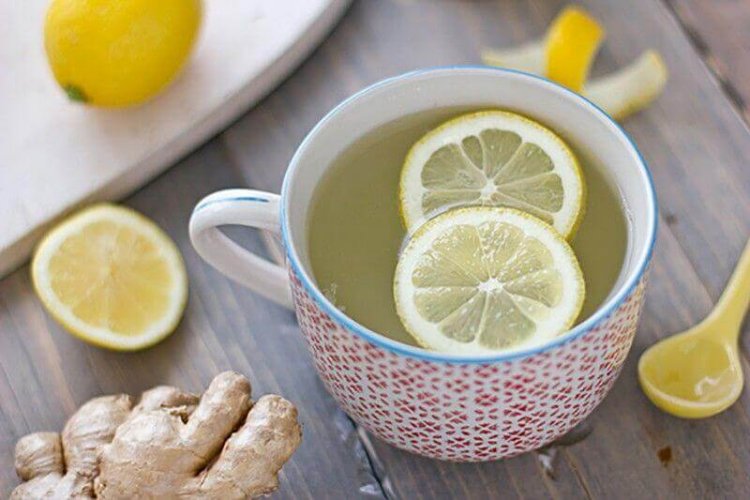 Eau chaude avec du citron