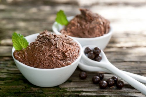 Des desserts sains : mousse au chocolat faible en calories.