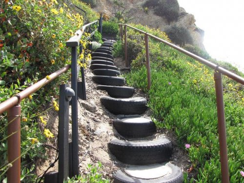 Escalier avec des pneus.
