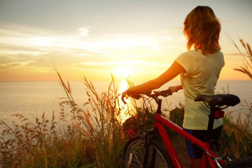 Femme à vélo qui contemple un paysage
