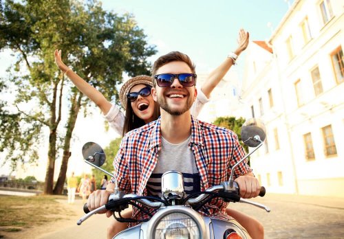 une femme et un homme en moto