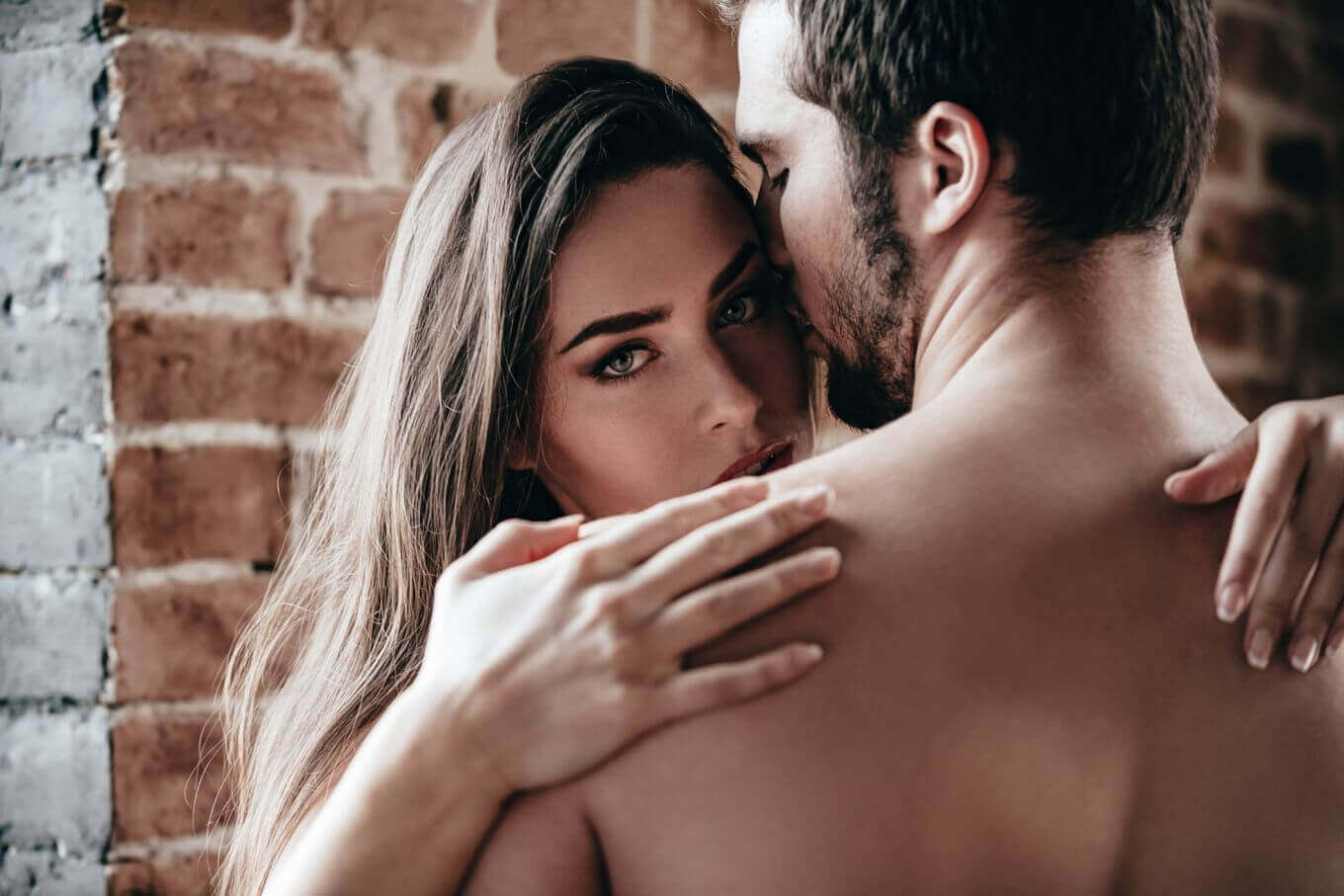femme séductrice enlaçant un homme