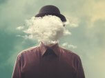 personne avec la tête dans les nuages