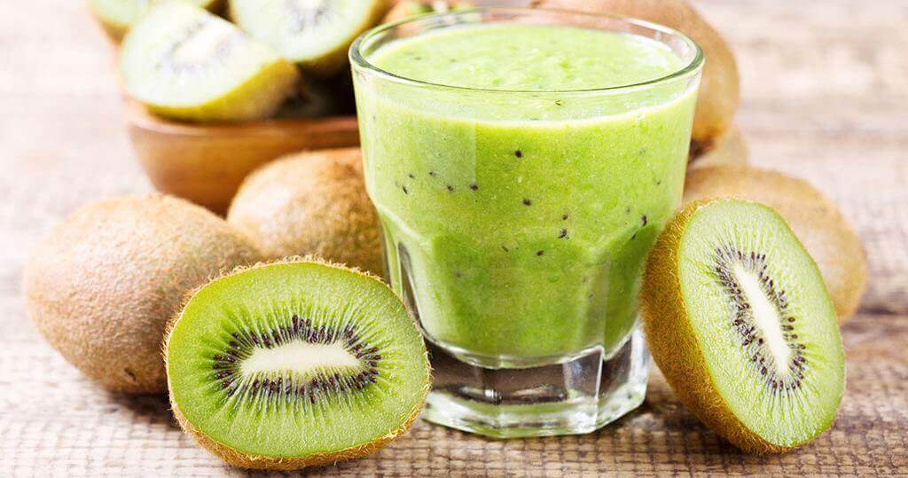 Le jus de kiwi pour lutter contre la constipation chez les enfants.