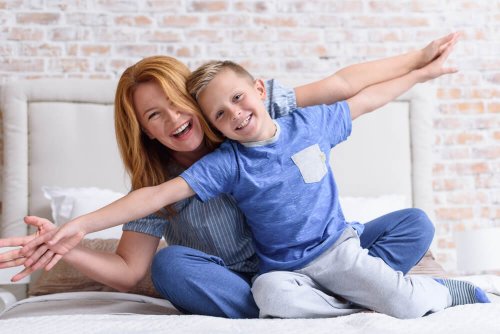 maman qui joue avec son enfant