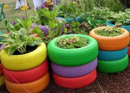 Des pots de fleurs avec des pneus.