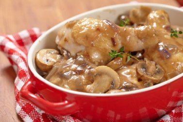 Recette de pommes de terre avec une sauce aux champignons