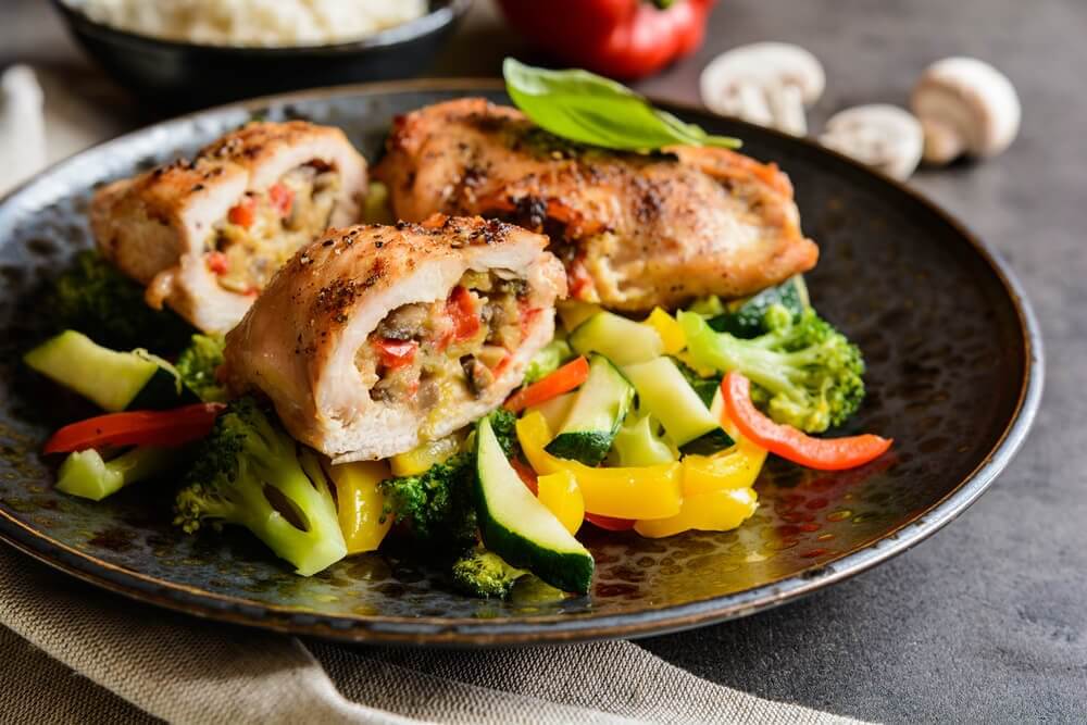 poulet et légumes vapeurs avec de la purée de pommes de terre