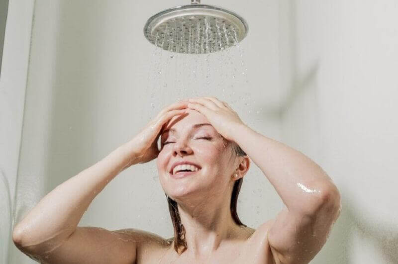 Vous devez prendre une douche chaude pour lutter contre les poils incarnés.