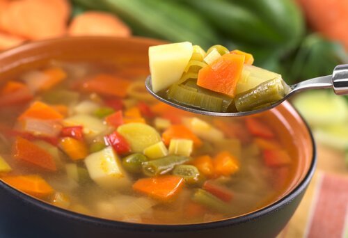Recettes délicieuses de soupe de légumes.
