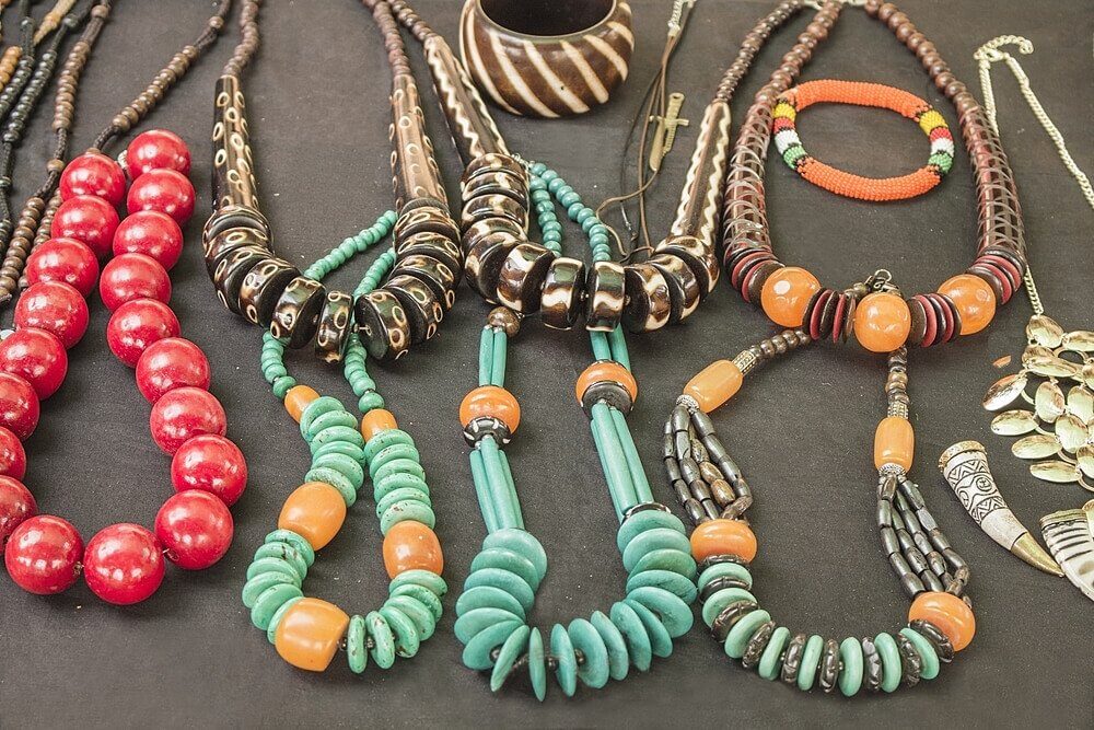 des colliers et bracelets étalés sur une table