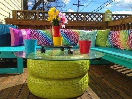 Table basse avec des pneus.