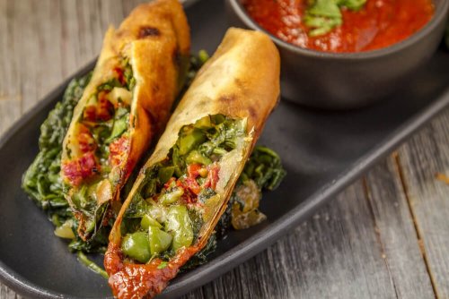 Wraps aux épinards avec des légumes.