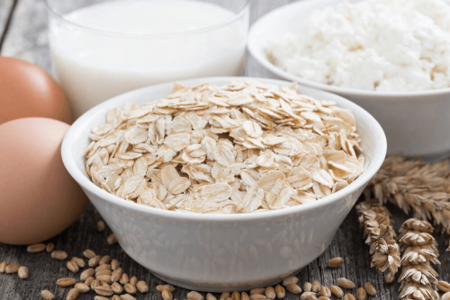 Hydrater votre peau avec un masque à l'avoine et à l’œuf.