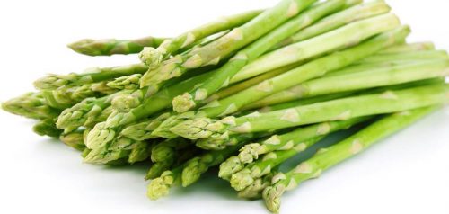 Faire aimer les légumes à vos enfants : asperges en forme de bateau.