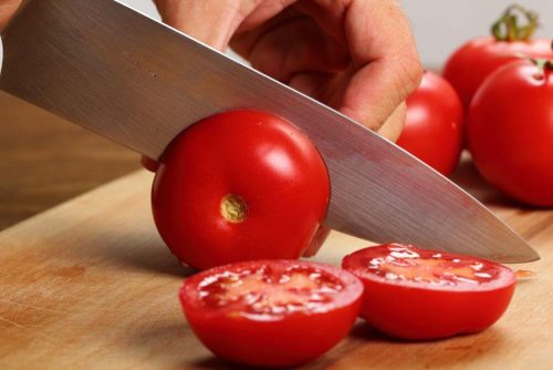Faire aimer les légumes à vos enfants : tomates et steak en forme de chenille.