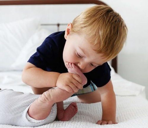 l'enfant aîné avec le nouveau bébé de la famille