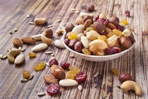 les fruits secs font partie des aliments d'hiver qui vous aideront à perdre du poids