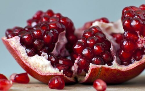 la grenade fait partie des aliments d'hiver qui vous aideront à perdre du poids