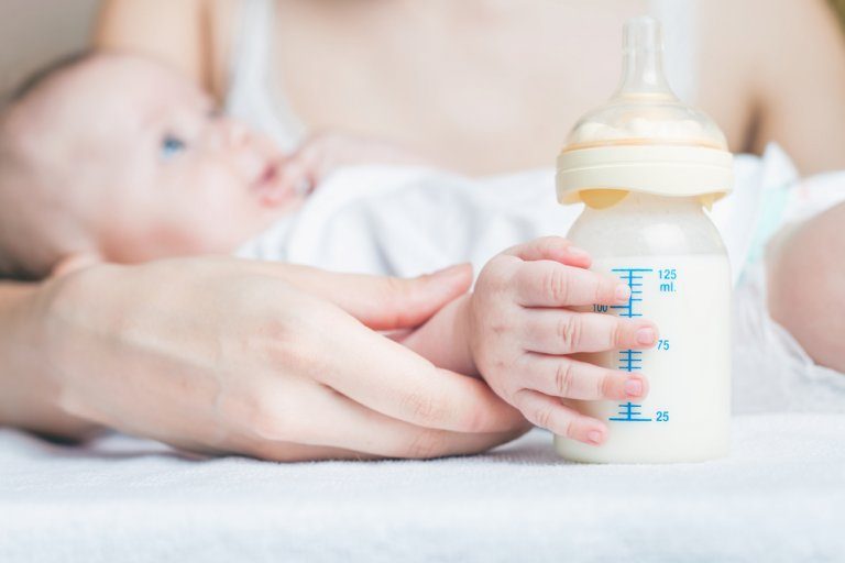 Peut-on donner du lait maternel et du lait maternisé dans le même biberon ?