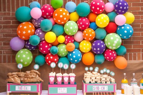 des ballons accrochés au mur