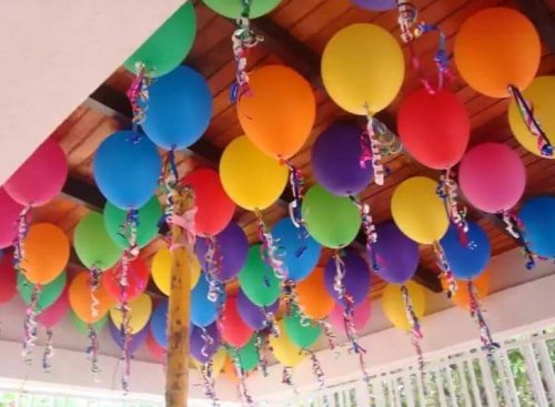 des ballons accrochés au plafond