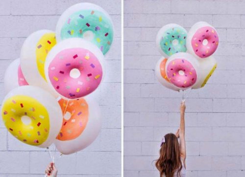 des ballons en forme de beignet