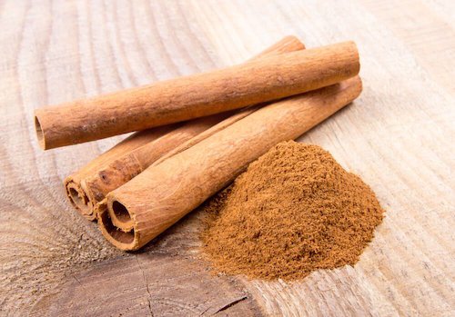 bâtons de cannelle pour lutter contre l'acidité gastrique