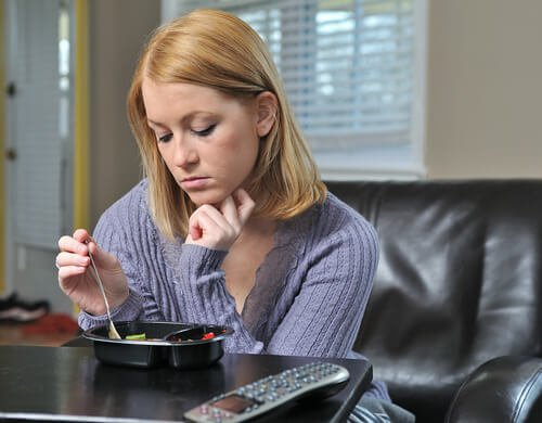 la mauvaise alimentation peut expliquer les cheveux abîmés