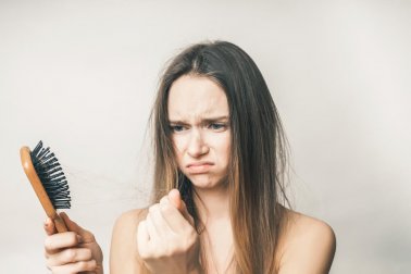 Comment traiter la chute des cheveux naturellement