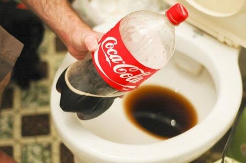 Du Coca-Cola pour éliminer le calcaire dans les toilettes
