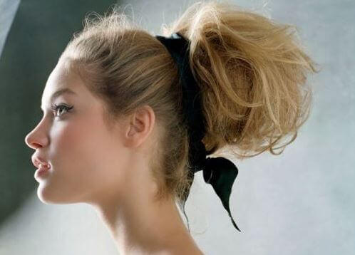 assortir une coiffure avec une robe : chignon avec robe dos nu