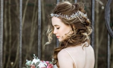 Comment assortir une coiffure et une robe ?