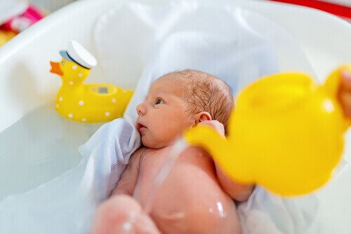 conseils pour donner un bain à un nouveau né