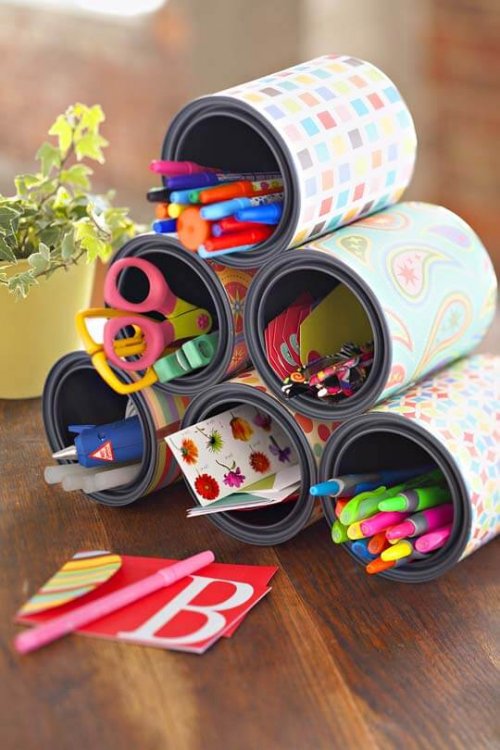 Des boîtes de conserves pour un bureau rangé