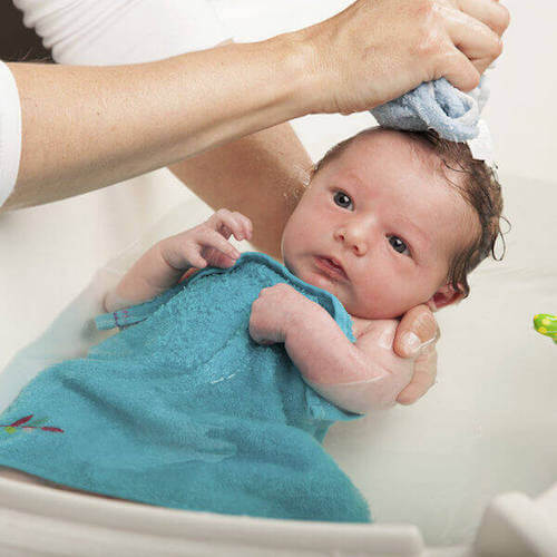 laver un nouveau né avec un cordon ombilical