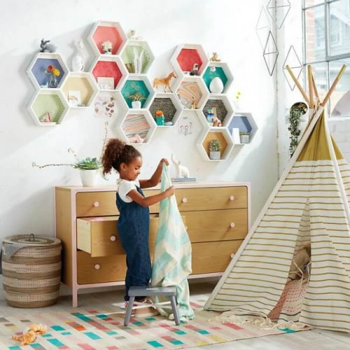 décorer la chambre de bébé avec des étagères