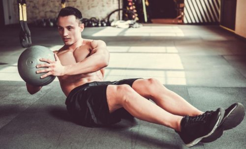 Renforcer les abdominaux grâce au russian twist.